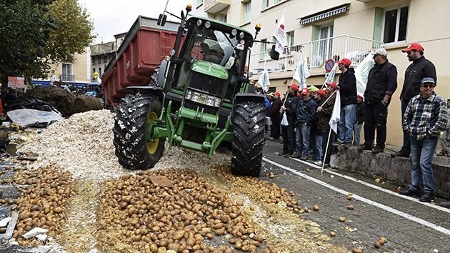 Video: Agricultores franceses protestan con 100 toneladas de desechos en las calles