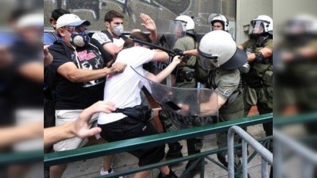 Manifestaciones pacíficas y violencia contra las directrices de la UE y el FMI en Grecia