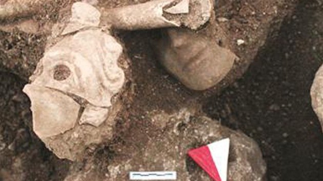 Encuentran un misterioso esqueleto enmascarado de 2.000 años en Turquía