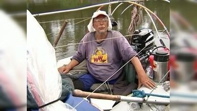 Un ruso sin piernas recorre Europa en una lancha