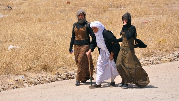 Estado Islámico entierra vivos a niños y mujeres en fosas comunes