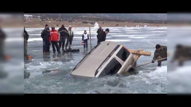 Rescate de un automóvil todoterreno de un lago congelado 'a la rusa'
