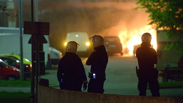 Video: Estocolmo 'se incendia' contra la violencia policial