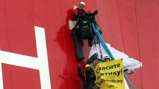 Greenpeace 'asalta' una plataforma petrolífera de Gazprom