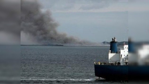 Casi 200 inmigrantes ilegales mueren tras incendiarse el barco en el que viajaban