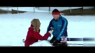 Desmayo 'relámpago' de una reportera en plena entrevista en vivo