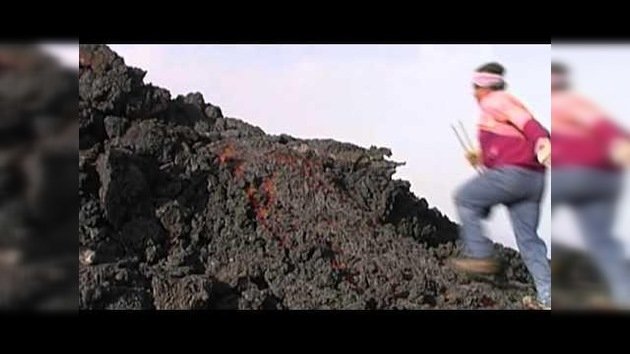 Con la lava en los talones: un hombre camina sobre la ladera de un volcán activo