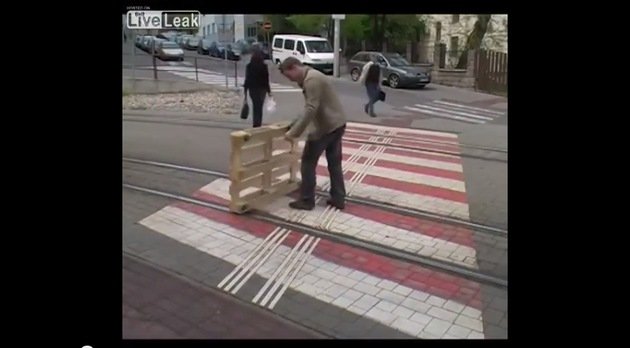 'Hackea' el tranvía de Bratislava con un palé