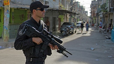 Helicópteros y vehículos blindados toman las favelas ante el Mundial 2014 en Brasil