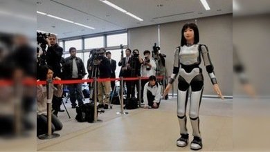 Moviendo las caderas...el encanto de una robot