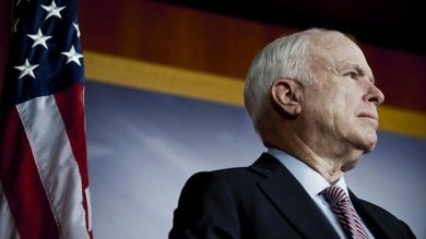 Tachan de "racista" al senador McCain por comparar al presidente iraní con un mono