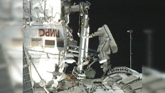 Los cosmonautas rusos salen al espacio para tender cables de comunicaciones