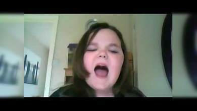 Cantando horrible la canción de El Guardaespaldas