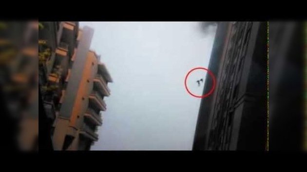 Bombero cae desde el piso 13 de un edificio en llamas
