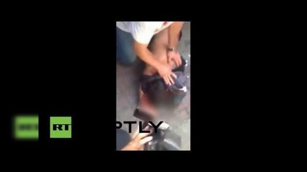 FUERTES IMÁGENES. Protestas en Caracas: un joven yace en el suelo con un tiro en la cabeza