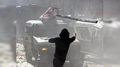 Actos de violencia marcan una multitudinaria protesta estudiantil en Santiago