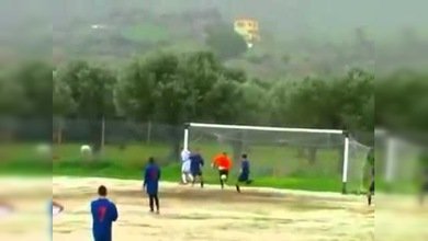 Un balón da en el poste cuatro veces seguidas y no entra