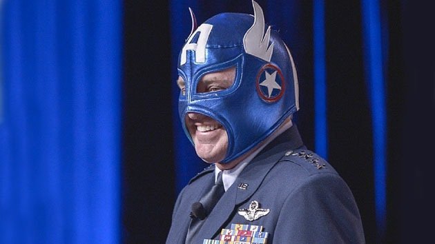 Jefe de Fuerza Aérea de EE.UU. se presenta en público con una máscara del Capitán América