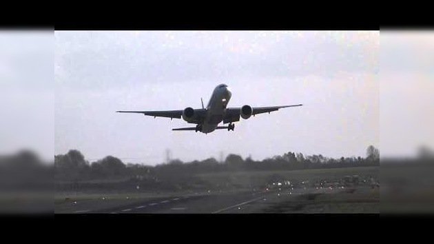 Un fuerte huracán paraliza en el aire e impide tomar tierra a un avión