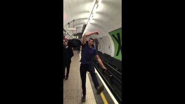 Épico 'partido' de ping-pong en el metro de Londres con 'una pelota fantasma'