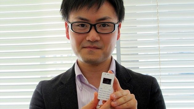 El tamaño no importa: Japón saca a la luz el teléfono "más pequeño y ligero" del mundo