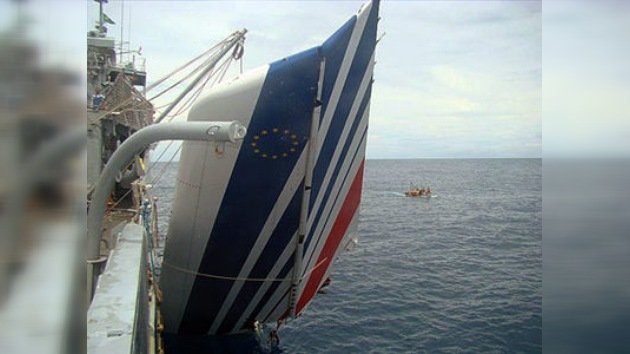 Suben del fondo del Atlántico el cuerpo de una víctima del siniestrado vuelo de Air France