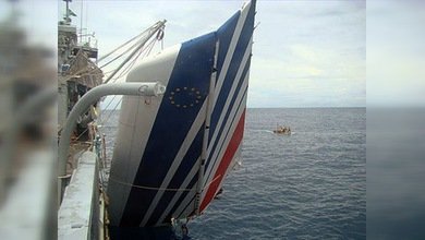 Suben del fondo del Atlántico el cuerpo de una víctima del siniestrado vuelo de Air France
