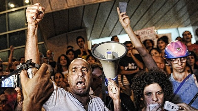 VIDEO, FOTOS: Miles de israelíes marchan en respaldo del activista que se prendió fuego