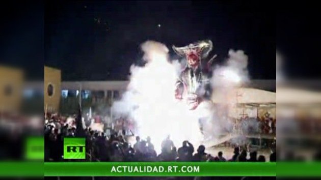 Video: los mexicanos queman a 'Judas' celebrando el Domingo Santo