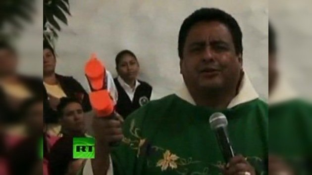 Sacerdote mexicano carga su pistola, pero con agua bendita