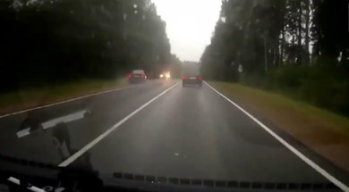 La imprudencia se paga: Impresionante choque frontal de dos coches
