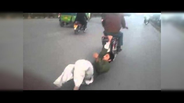 Peligrosas acrobacias en moto en plena carretera