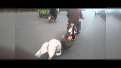 Peligrosas acrobacias en moto en plena carretera