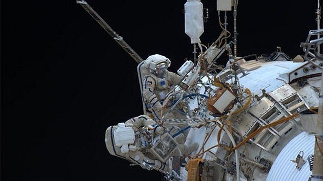 Cosmonautas rusos realizan la primera caminata espacial del año