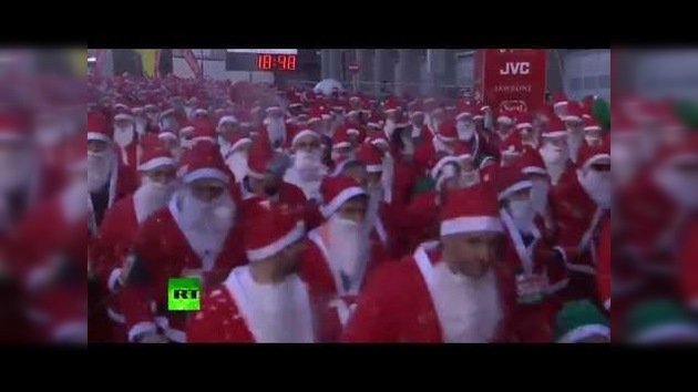 6.000 'Papás Noel' corren para conseguir regalos de navidad