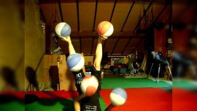 Una chica hace malabares con sus pies con cinco pelotas de baloncesto a la vez