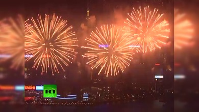 Impactante ceremonia con fuegos artificiales en Puerto de Victoria en Hong Kong