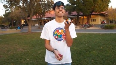 Video: Un matemático resuelve el cubo de Rubik haciendo malabares