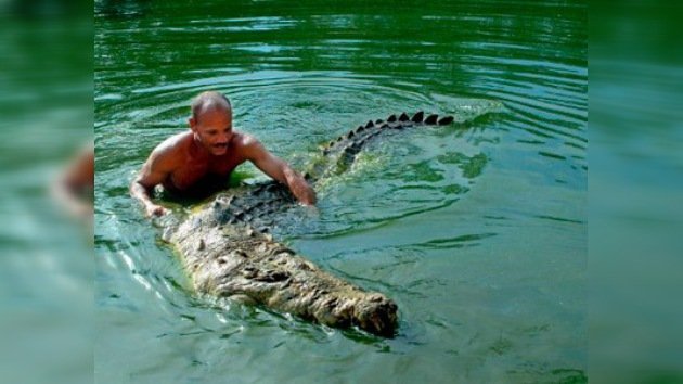 Pocho y Chito, la historia de un cocodrilo y el 'Tarzán' costarricense - RT