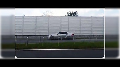 Polonia: Coche viaja marcha atrás por una carretera