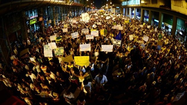 'Brasileños contra el fútbol': Imágenes de las masivas protestas en Brasil