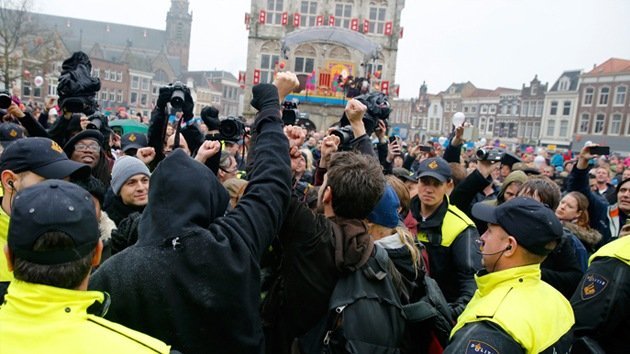 Fotos: Neerlandeses protestan contra un personaje de Navidad "racista"