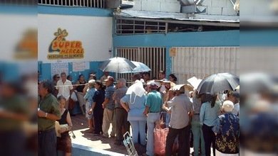 Venezolanos para comprar alimentos hacen cola en Ferias Navideñas