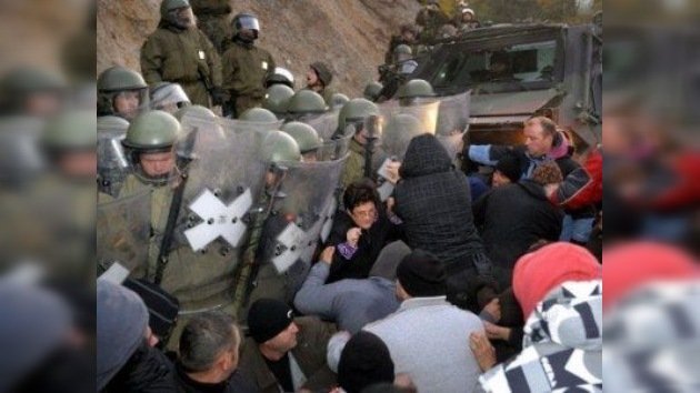 Dispersan con gases a serbios en el norte de Kosovo y destruyen sus barricadas