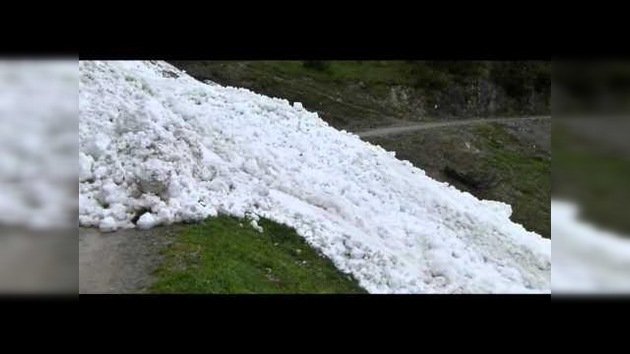 Una impresionante ‘cascada’ de nieve desciende por una ladera austriaca