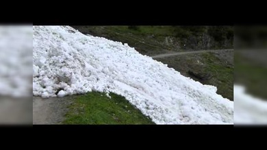 Una impresionante ‘cascada’ de nieve desciende por una ladera austriaca