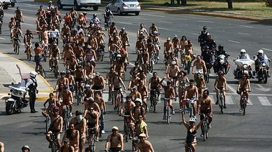Ciclistas de corazón a pecho descubierto