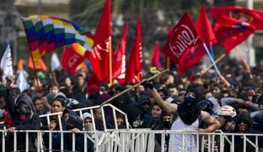 Chile protesta ante el Congreso durante un discurso de Piñera