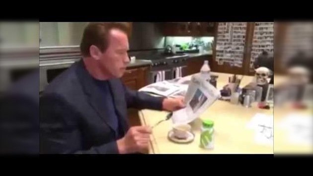 Arnold Schwarzenegger toca la canción de Terminator con una cuchara