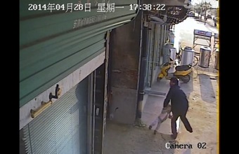 FUERTES IMÁGENES: Un niño es lanzado por los aires durante un conflicto familiar